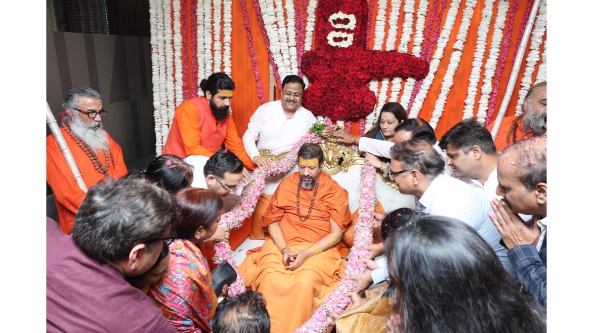 Mahamandaleshwar Kailashanand Giri met devotees at RPS 12th Avenue, Faridabad