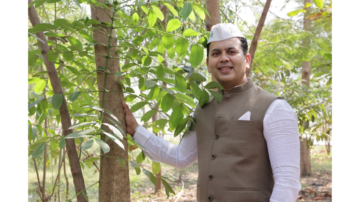 Greenman Viral Desai’s ‘Shahid Smriti Van’ Gains National Acclaim at IIT Bombay for Combating Industrial Pollution